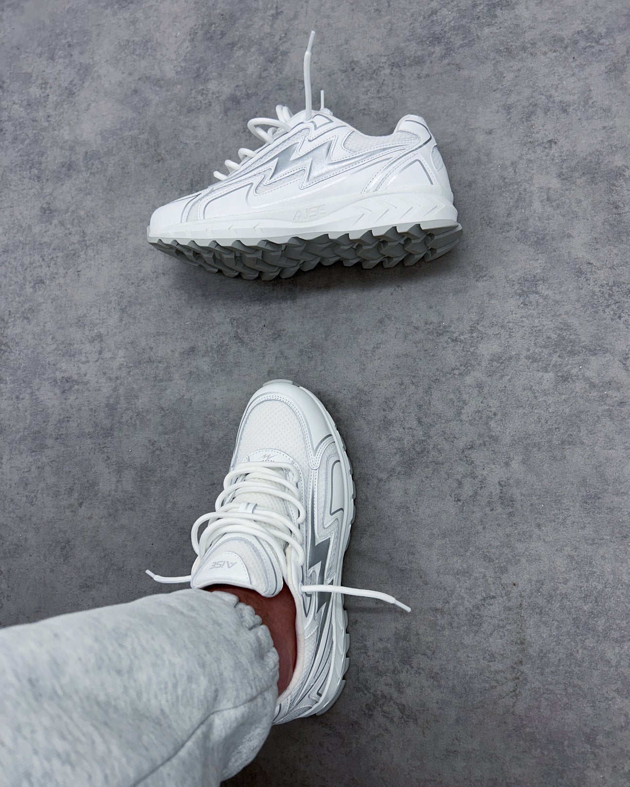 Aise White Cosmo Runner