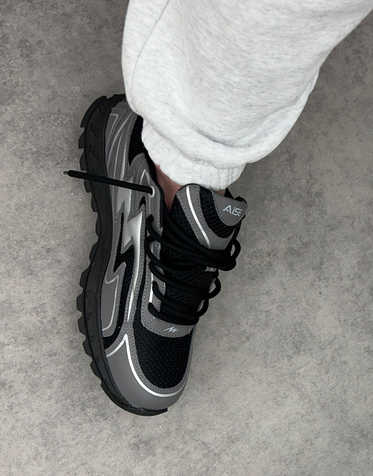 Aise Cosmo Runner Dark Charcoal