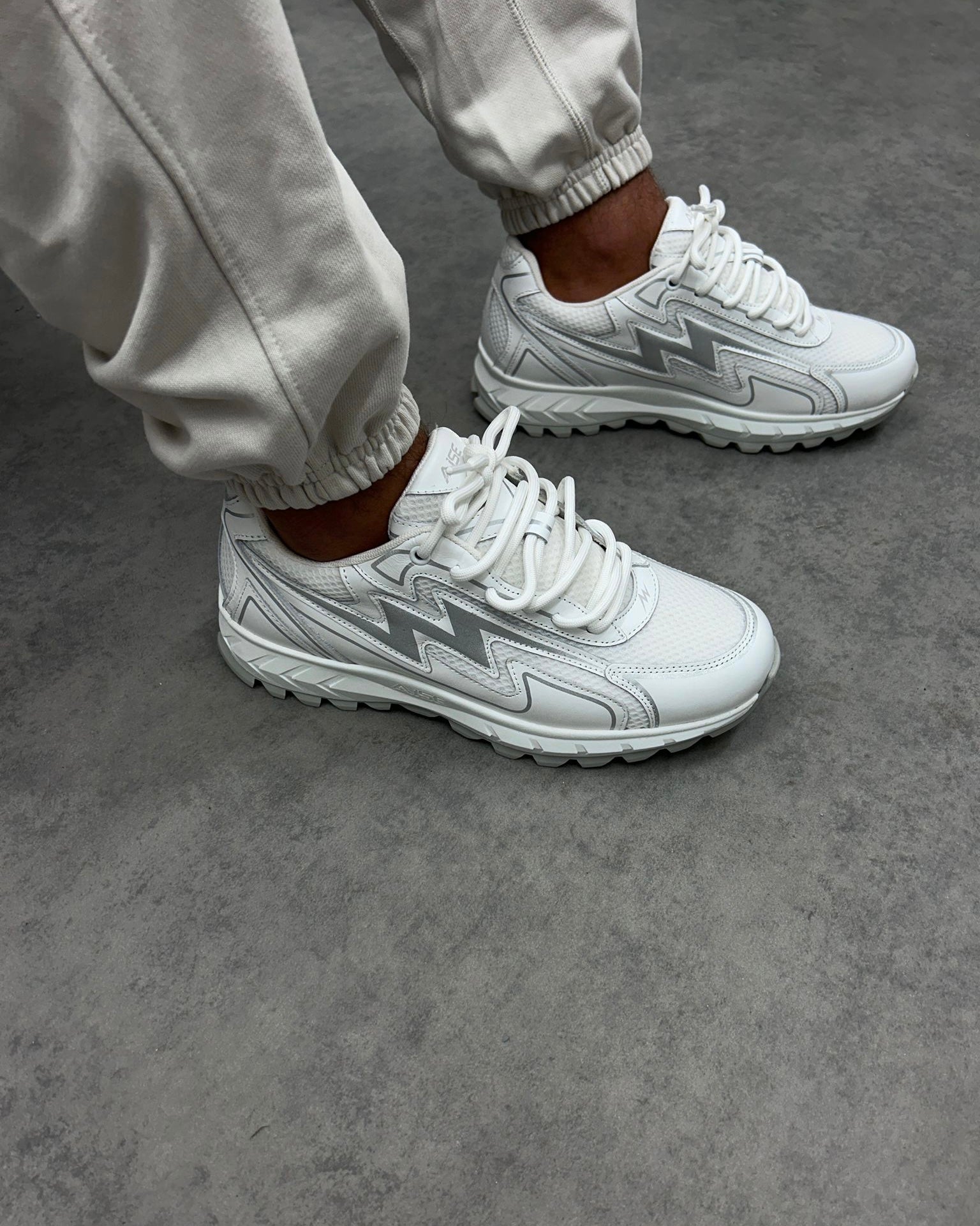 Aise White Cosmo Runner