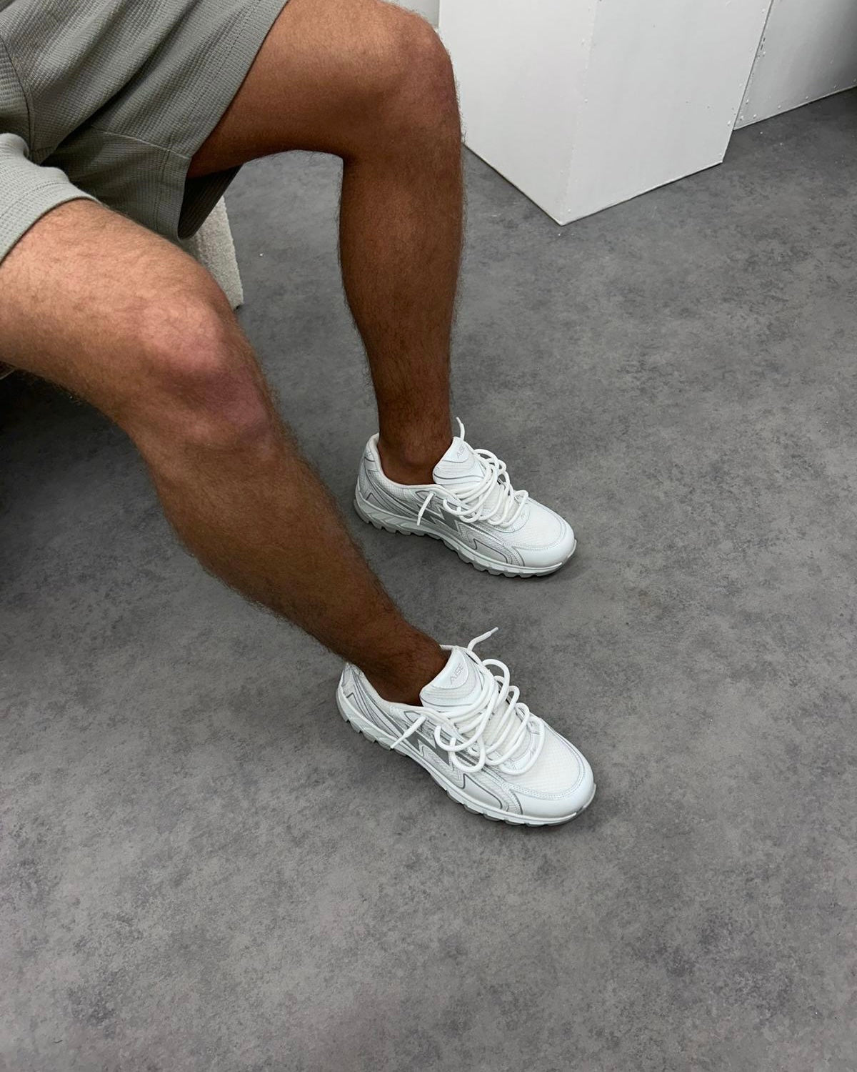 Aise White Cosmo Runner