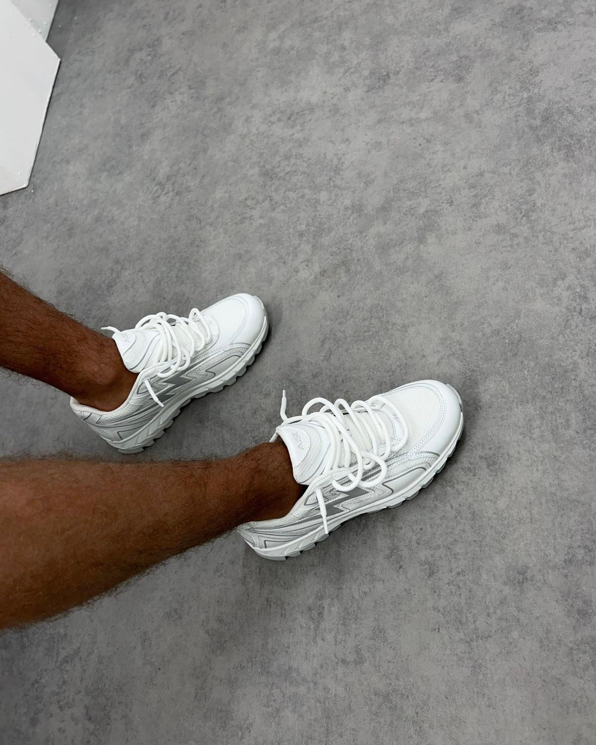 Aise White Cosmo Runner