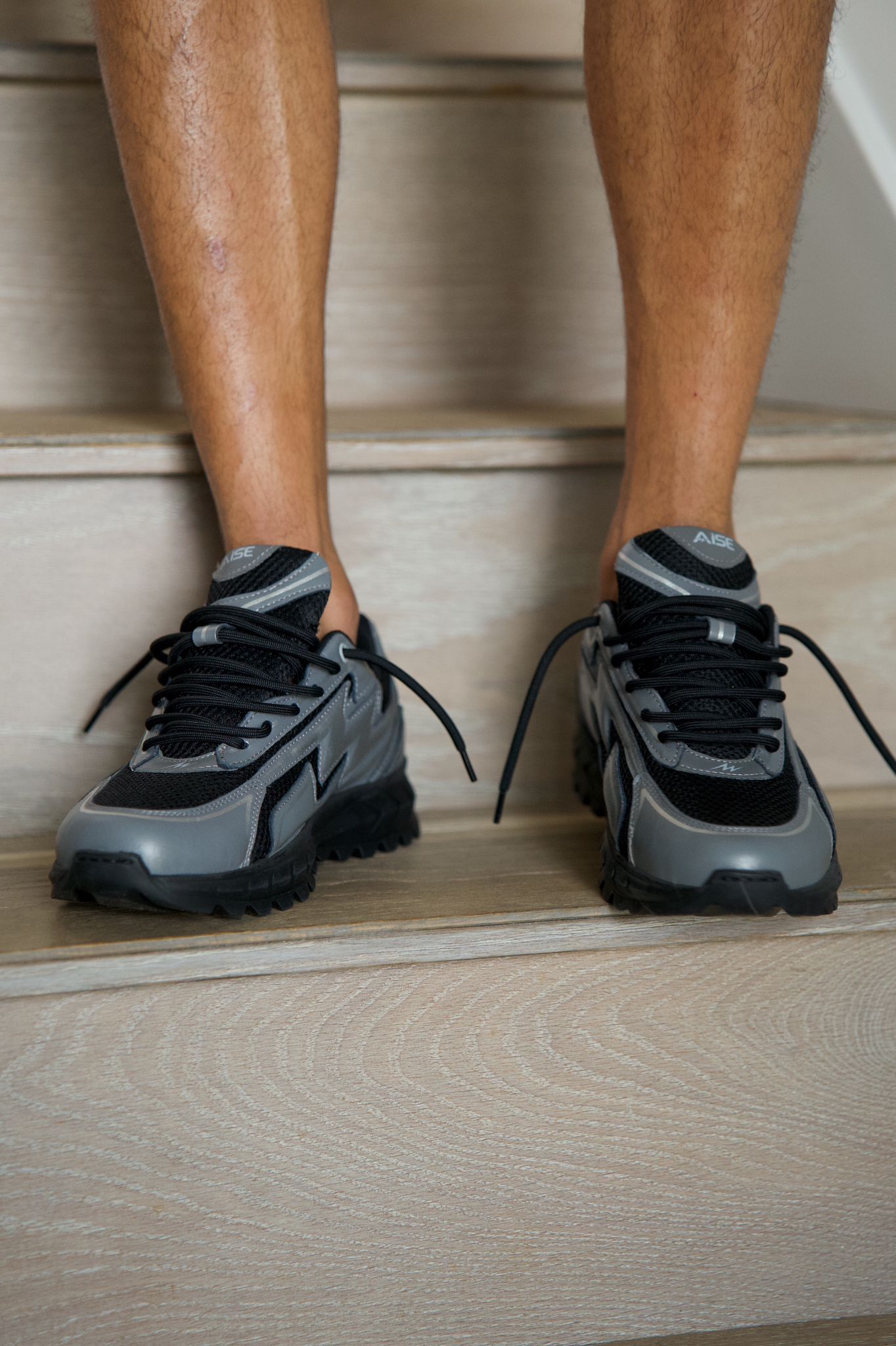 Aise Cosmo Runner Dark Charcoal