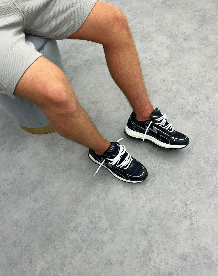 Aise Black/White Cosmo Runner