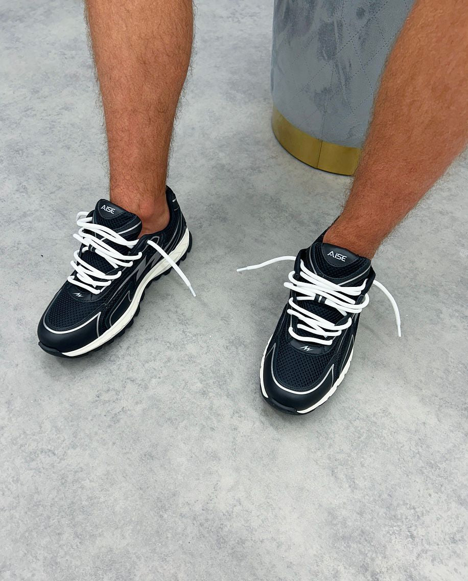 Aise Black/White Cosmo Runner