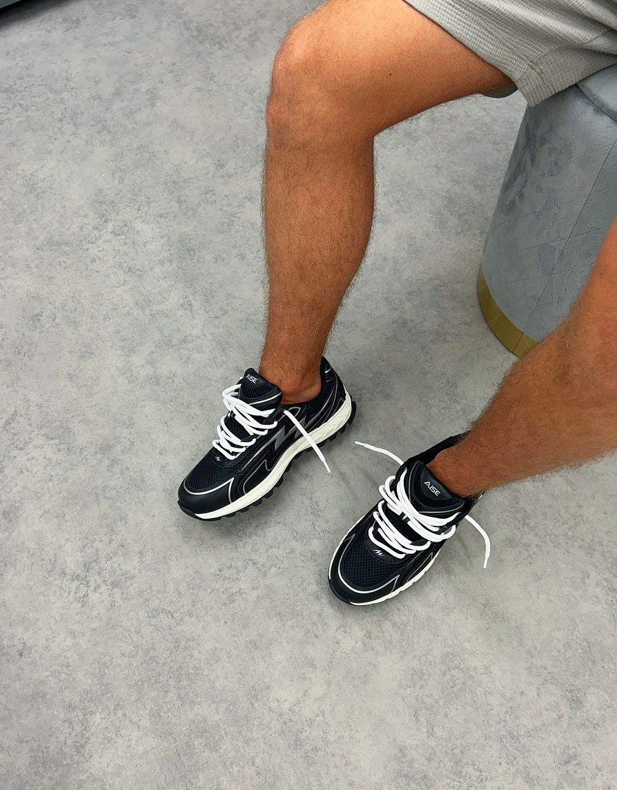 Aise Black/White Cosmo Runner